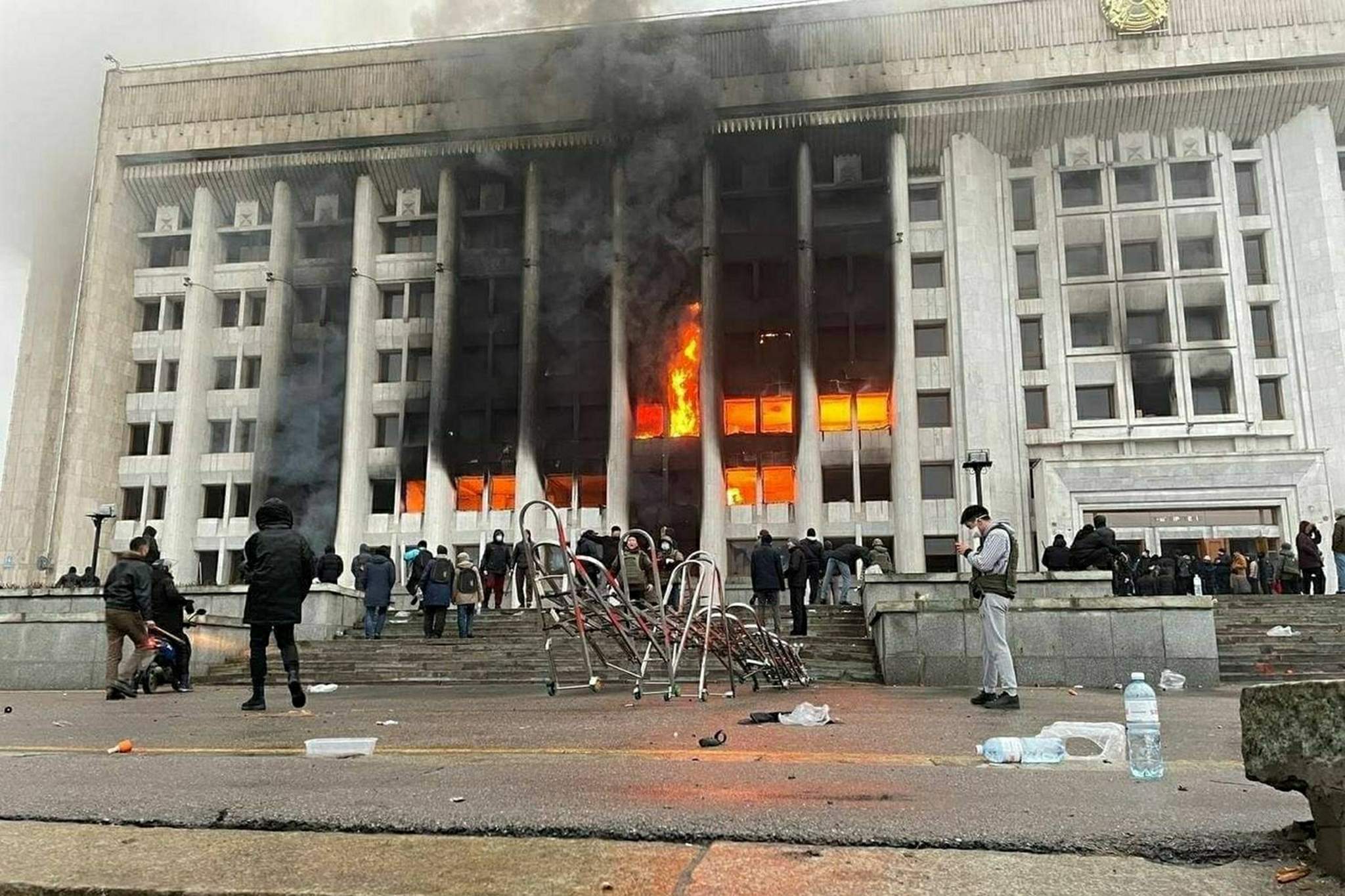 Беспорядочное движение: протесты в Казахстане перетекли в погромы |  Фотогалереи | Известия