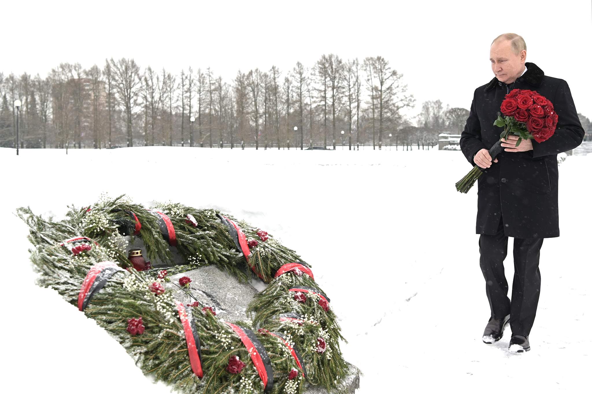 Похоронен на пискаревском. Возложение цветов на Пискаревском кладбище Путиным.