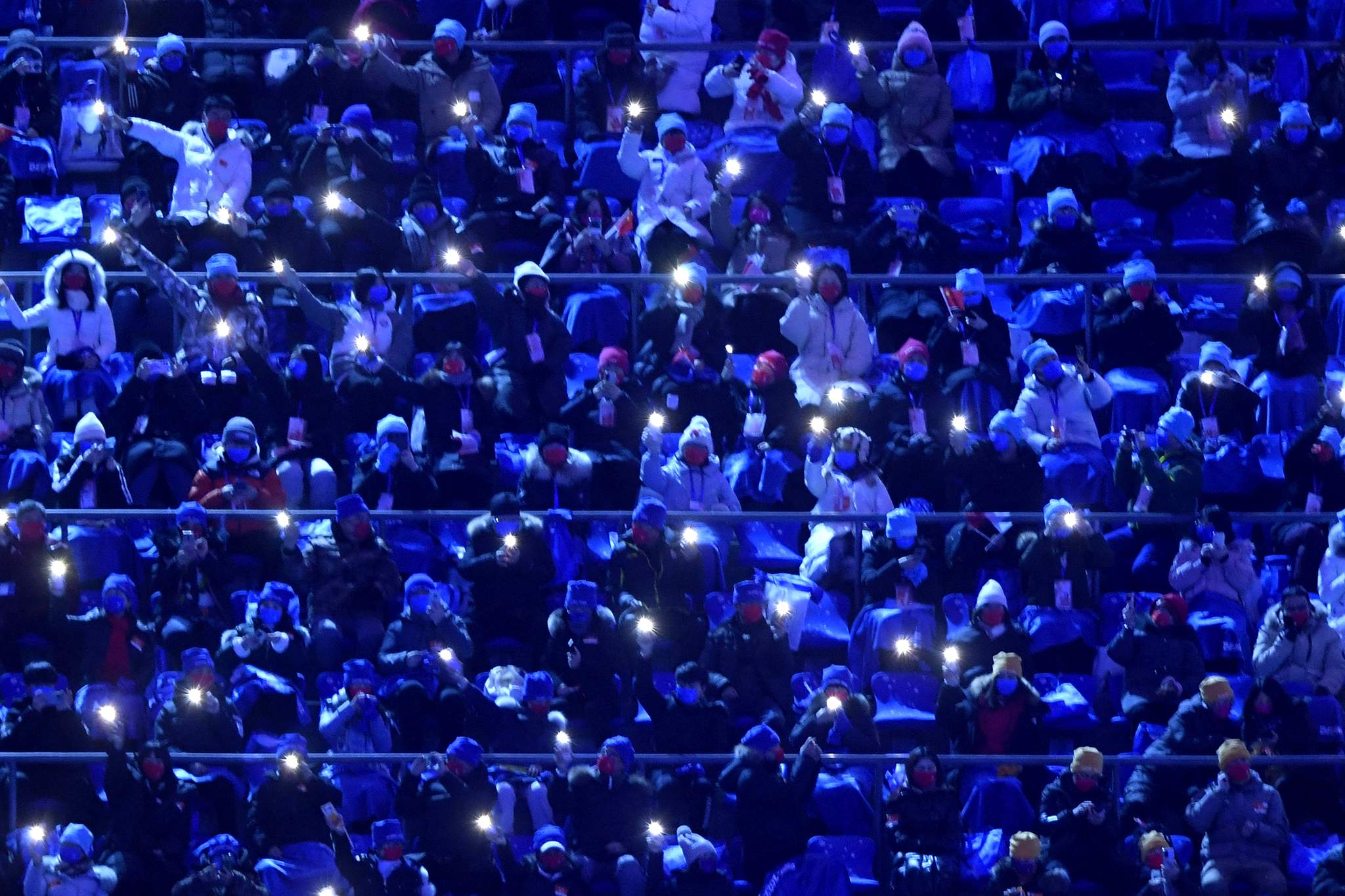Зрители на трибунах. Церемония открытия на открытом стадионе. Представление в Пекине. Игра со зрителями. Звезды в пекине тнт