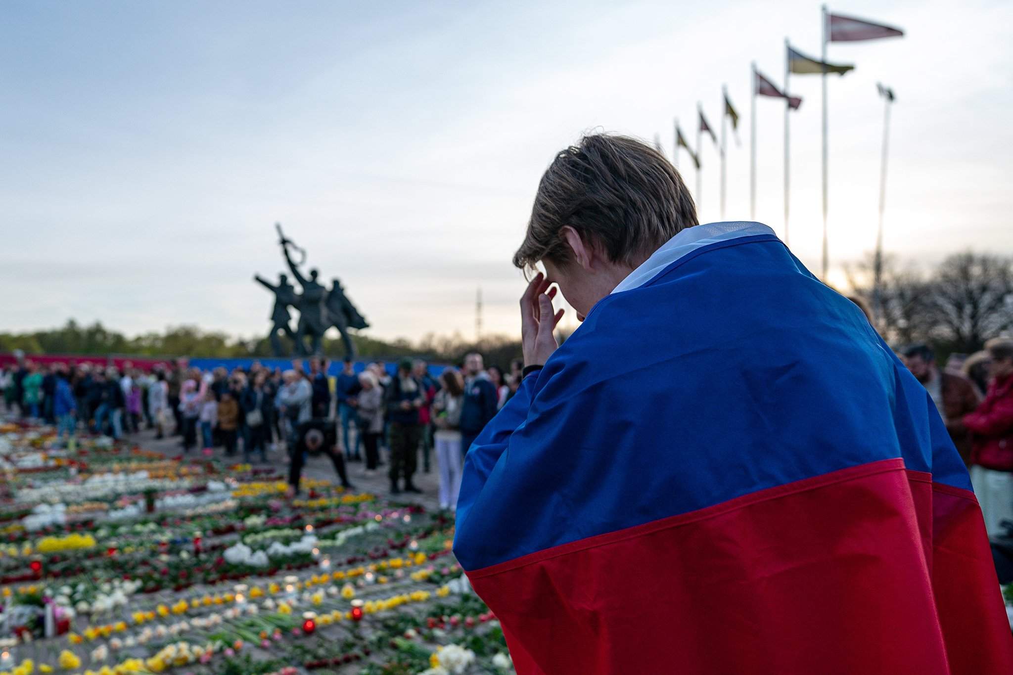 В риге запретили нести цветы