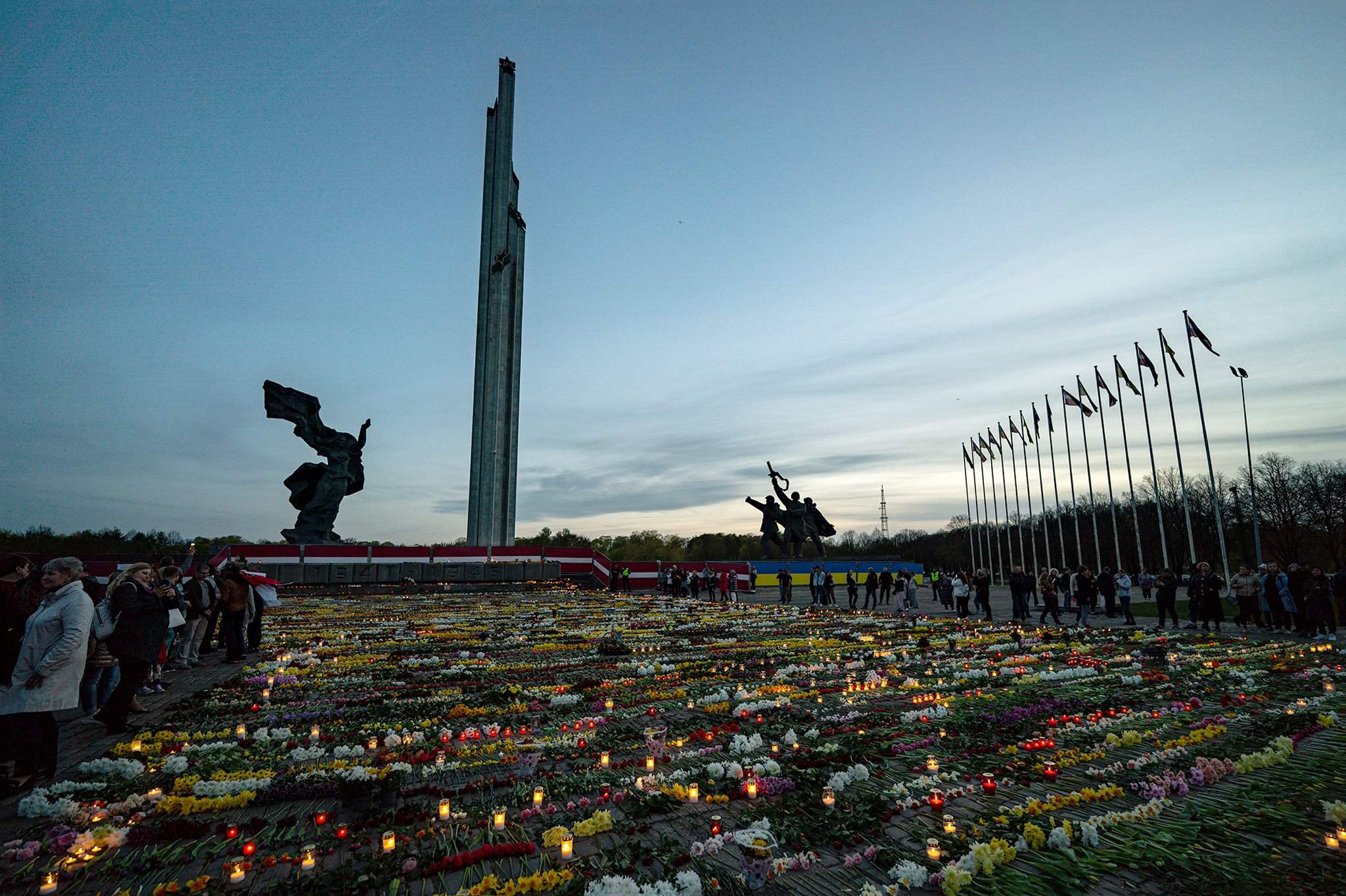 Памятник в риге воинам освободителям фото