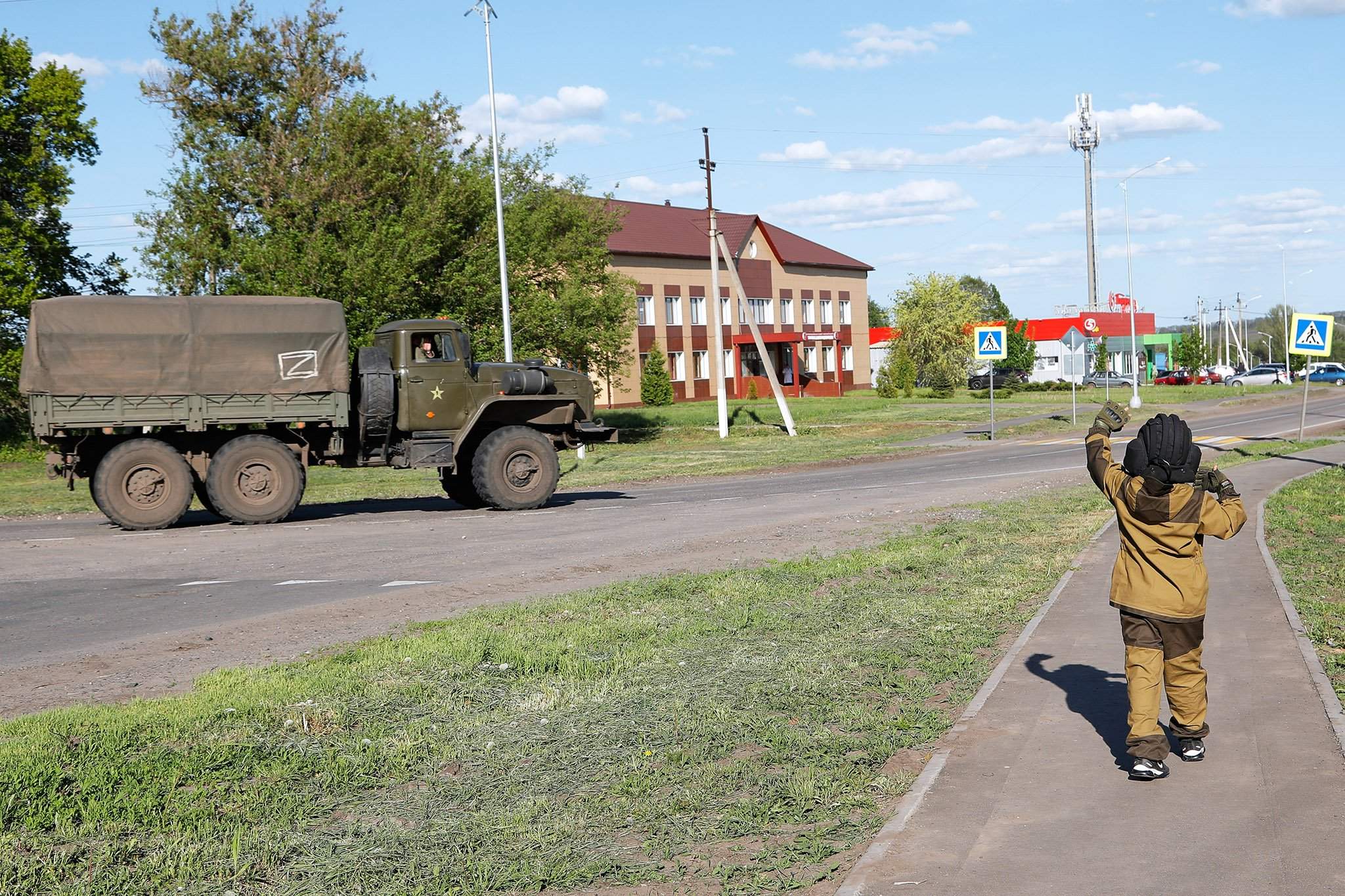 Алеша танк. Алеша Белгородская область встречает военных. Военная колонна. Колонна военных машин. Военная техника в Белгородской области.