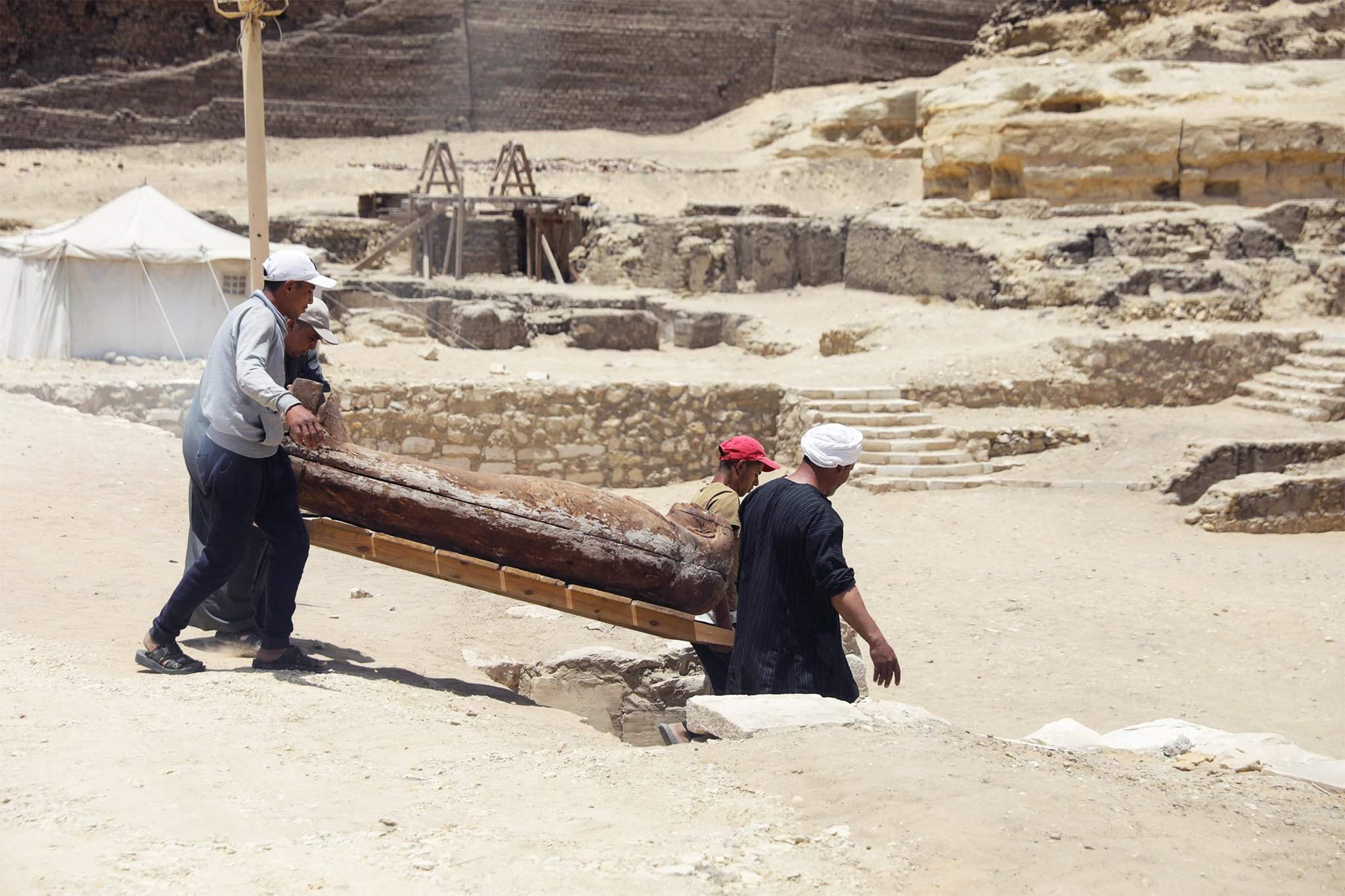 Археолог египет. Раскопки саркофагов в Египте. Мумия в саркофаге в древнем Египте.