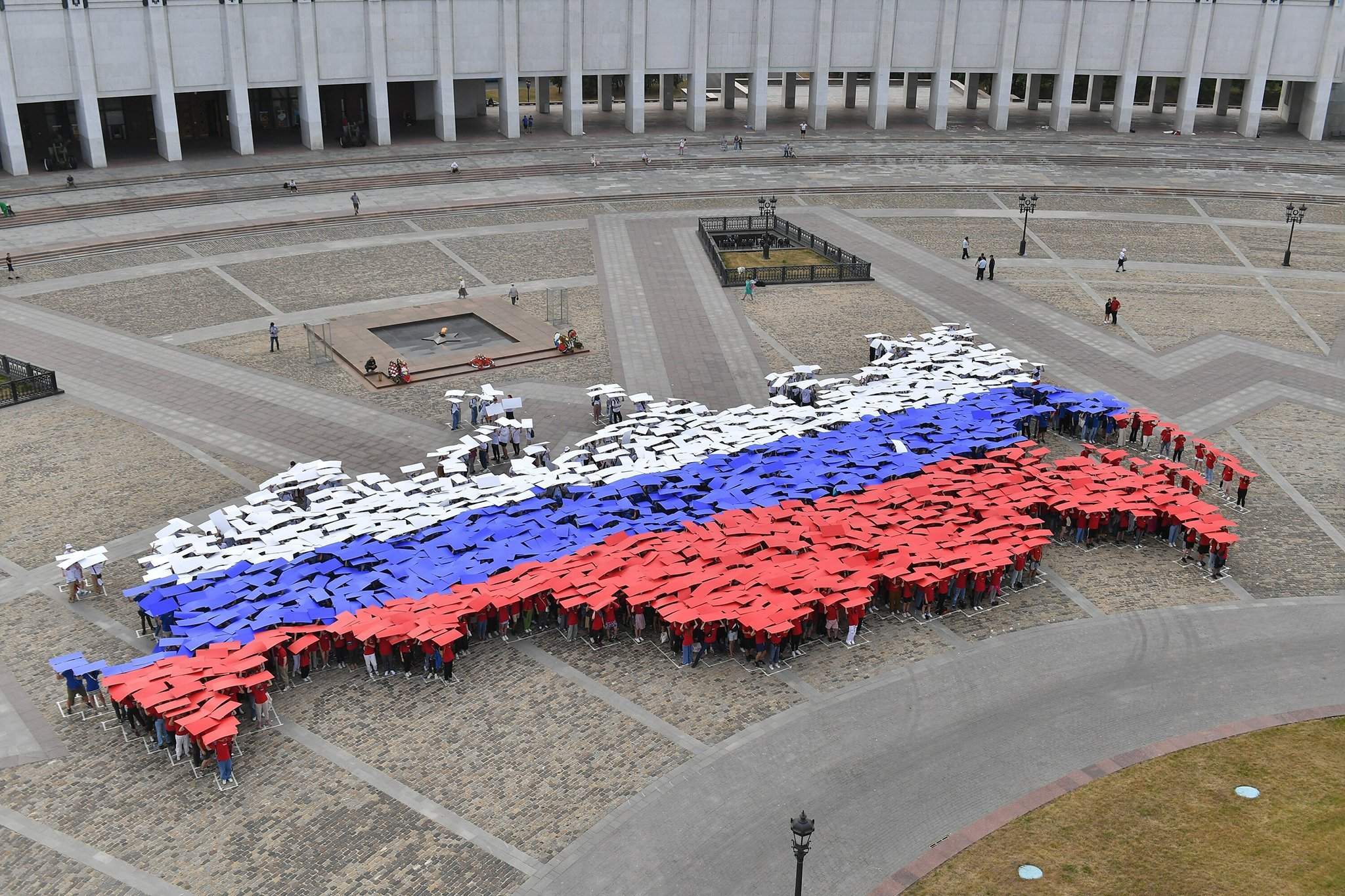 Флаг флэшмоб. День флага Поклонная гора 2022. Поклонная гора 22 августа 2022. Российский Триколор. Клумба в виде российского флага.