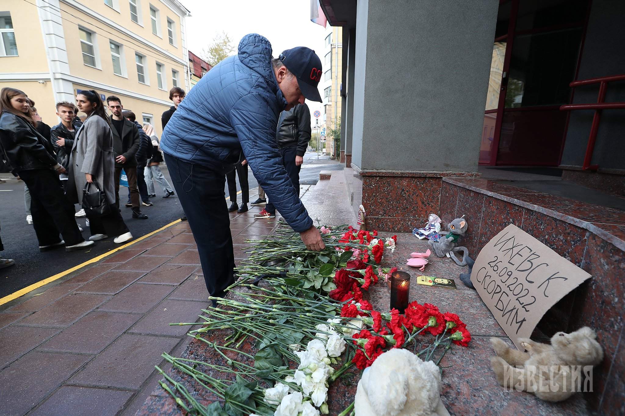 Трагедия в школе. Памяти погибших. Трагедия цветок. Цветы в память погибших в Ижевске.