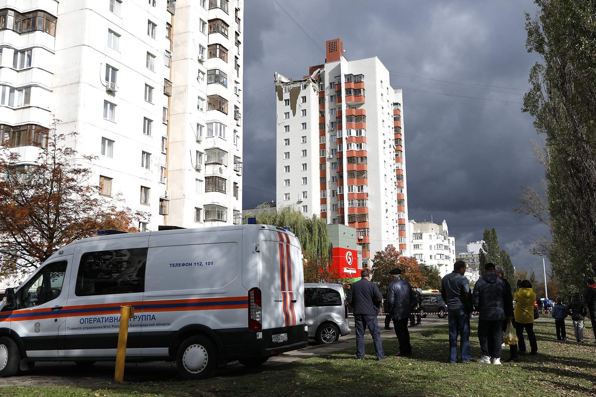 Фото дня: обломки ракеты ВСУ попали в многоэтажку в Белгороде | Фотогалереи  | Известия