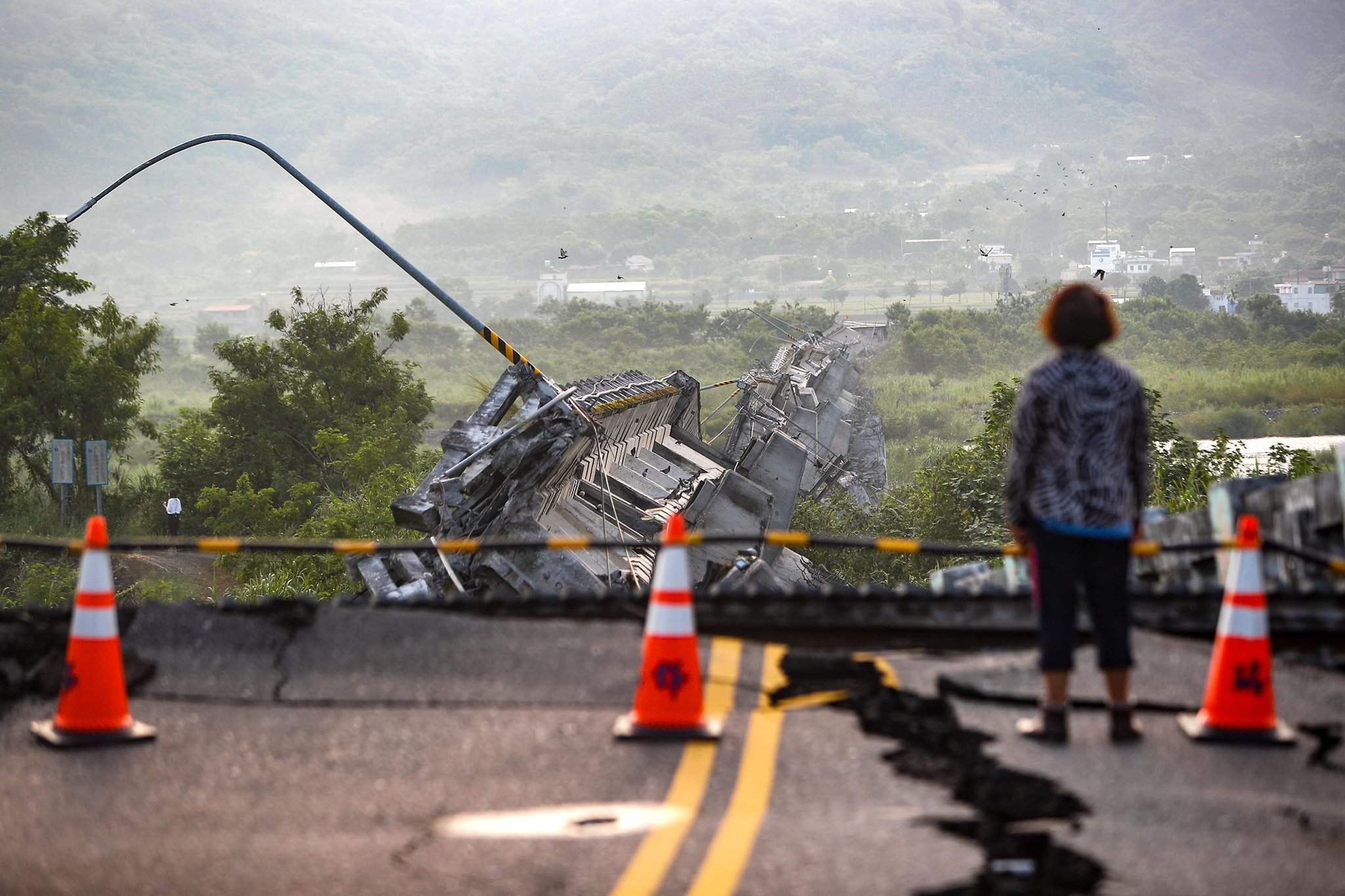Последствия землетрясения на тайване. Землетрясение фото. Последствия землетрясений. Землетрясение изображение. Землетрясение в Тайване 2022.