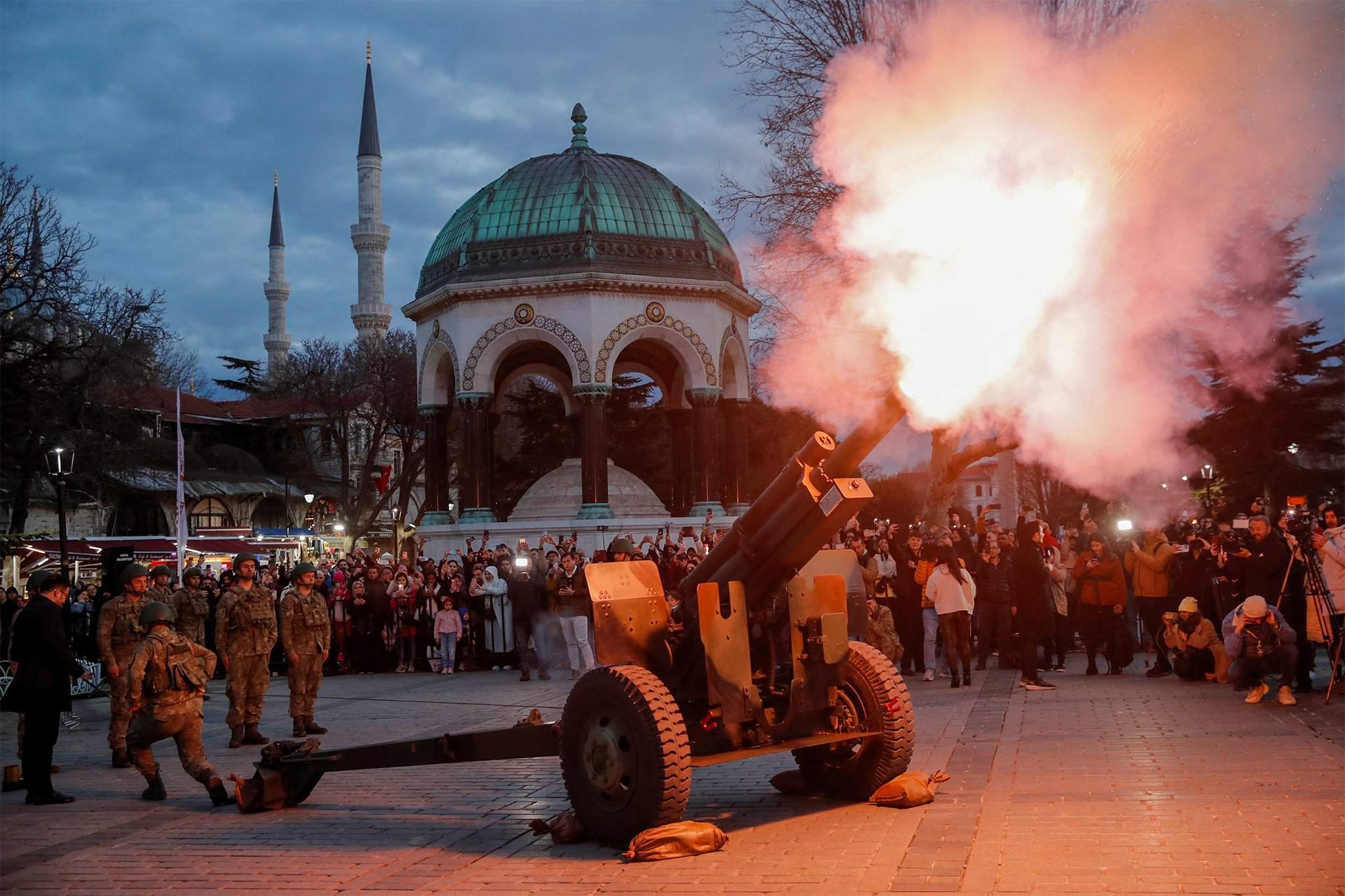 Туркийн Истанбулд их буу буудаж, Рамадан эхэлснийг мэдэгддэг. 