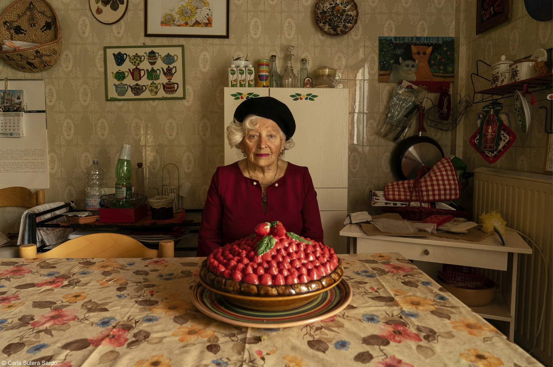 Төрсөн өдрийн бялуугаа хуучны аргаар хийсэн сицили эмэгтэй/ Carla Sutera Sardo