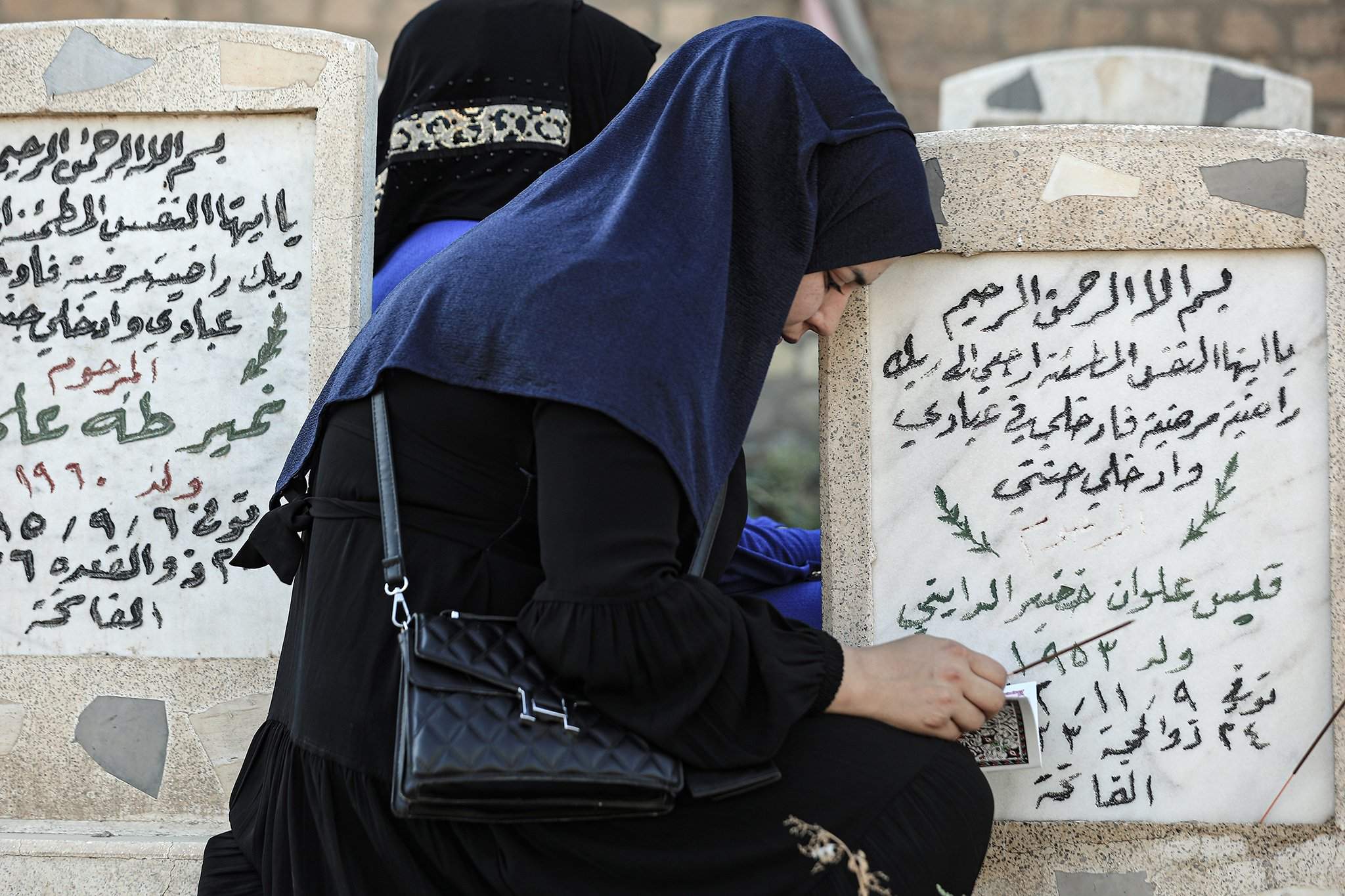 10 апреля 2024 у мусульман. Мусульманские праздники фото. Девушка на могиле исламские.
