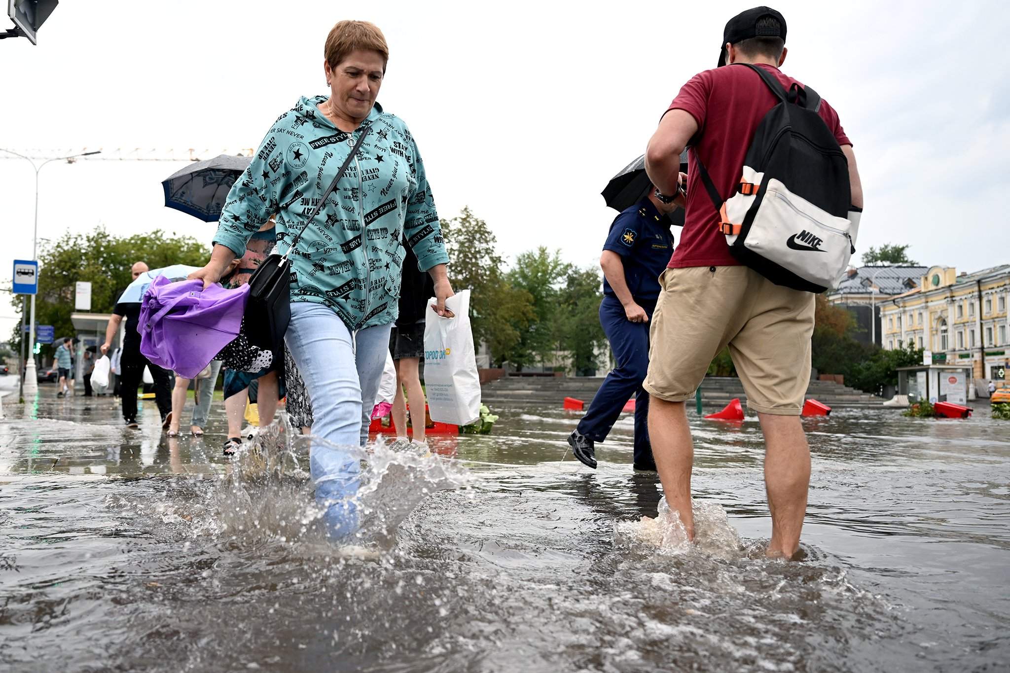 Дождливая москва. Ливень в москве. Сильный дождь. Ливень в москве. Затопление москвы.