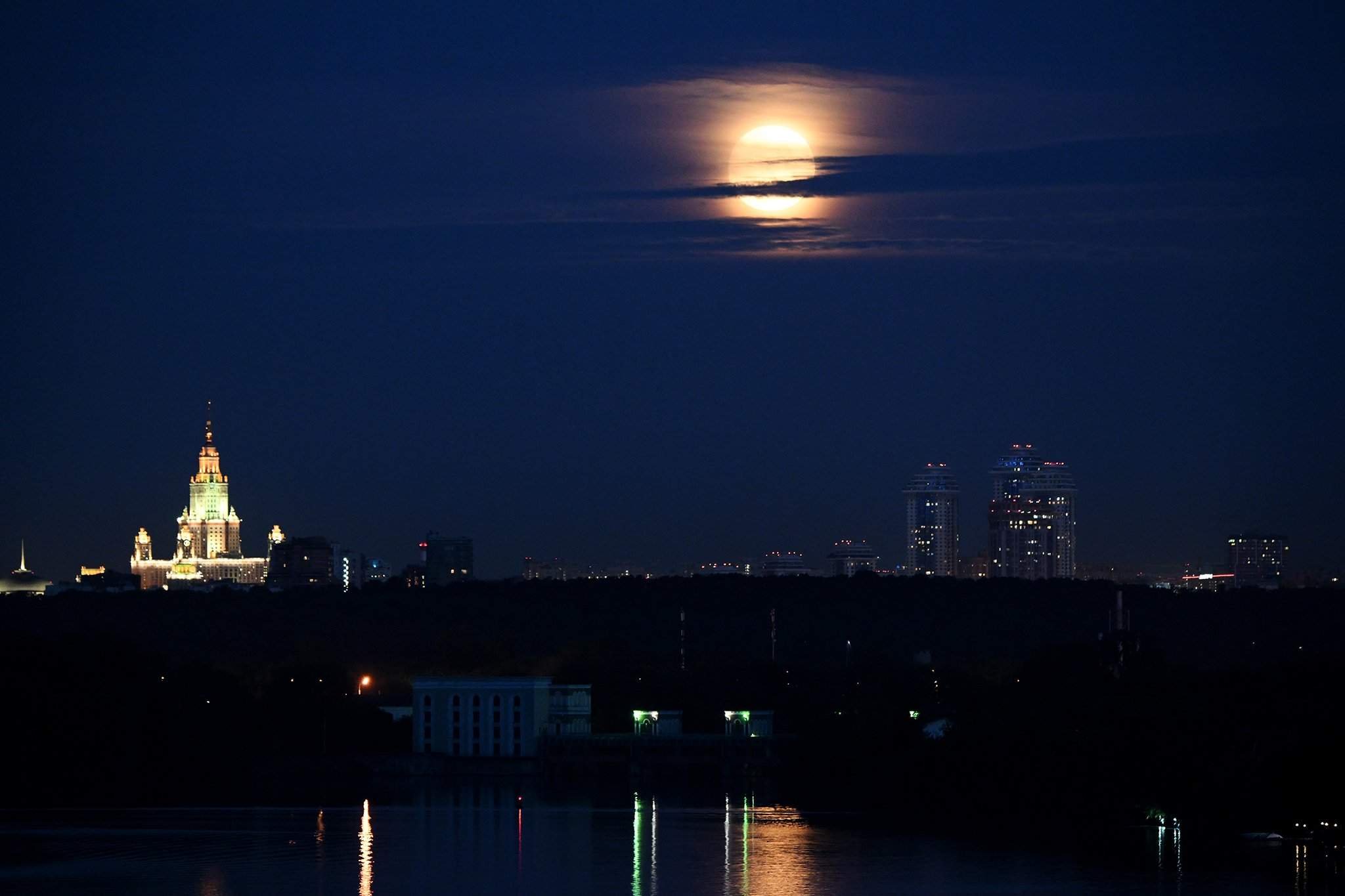 луна в москве