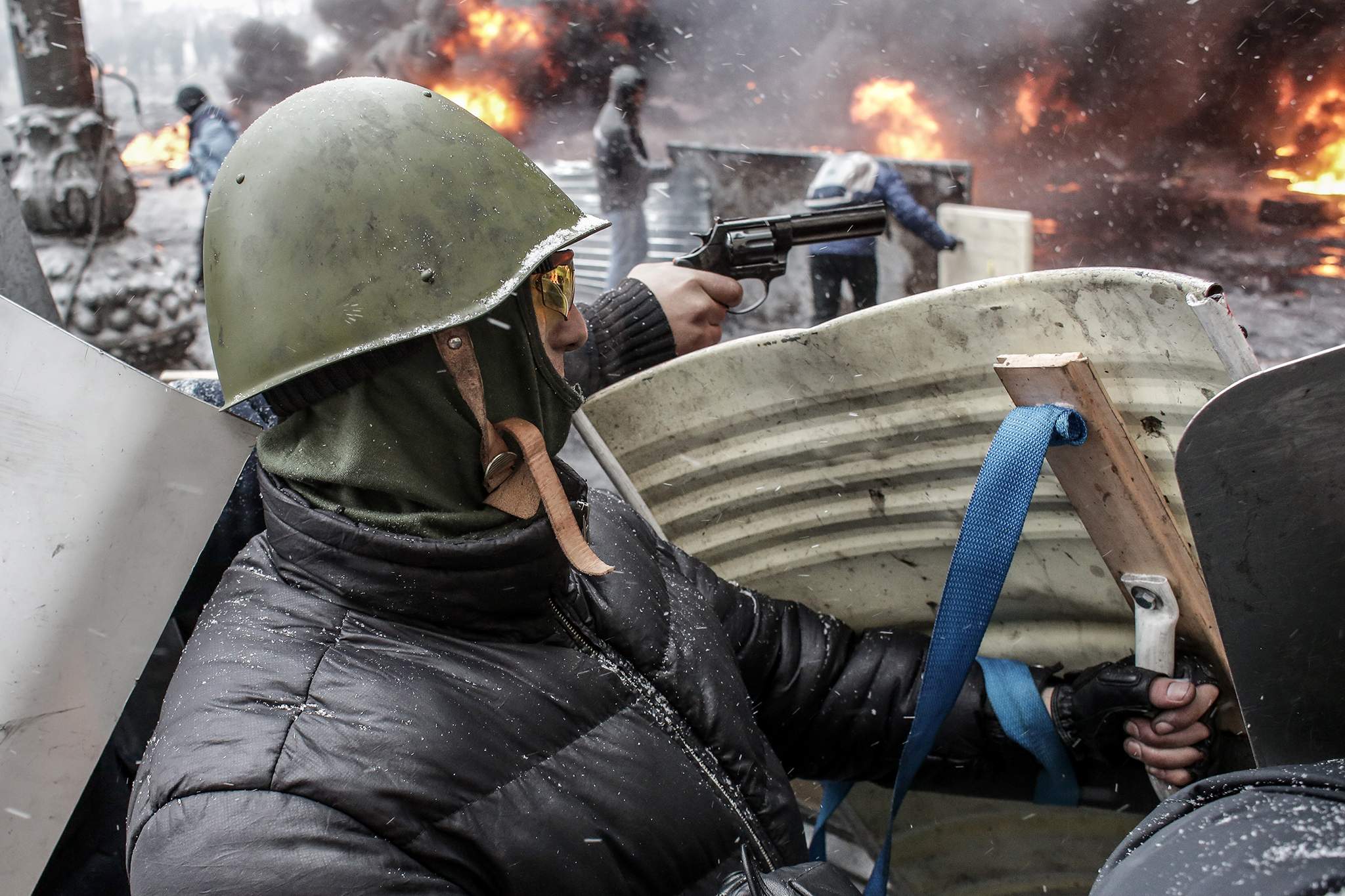 Кома майдане. Оружие протестующих на Майдане. Украина оружие на Майдане 2014.