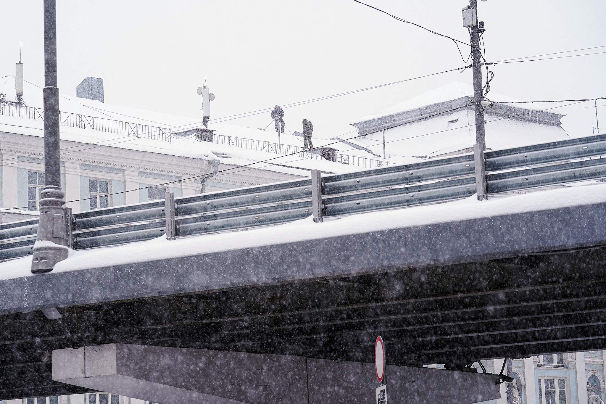 Снежное чувство: на Москву обрушился феноменальный снегопад | Фотогалереи |  Известия