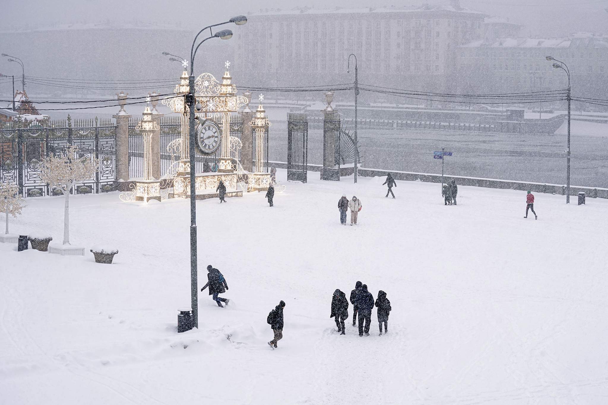 Снежное чувство: на Москву обрушился феноменальный снегопад | Фотогалереи |  Известия