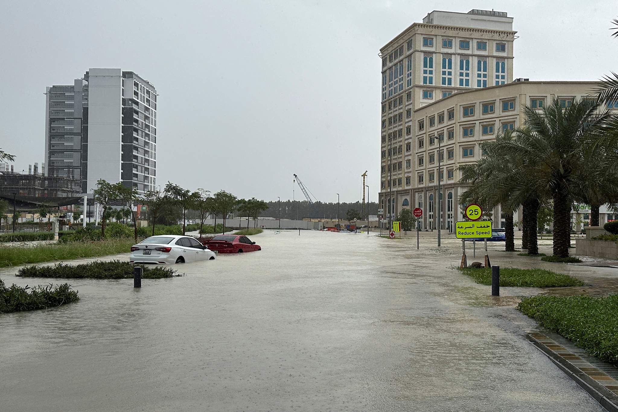 Потоп в Дубае: город ушел под воду, фото, последствия