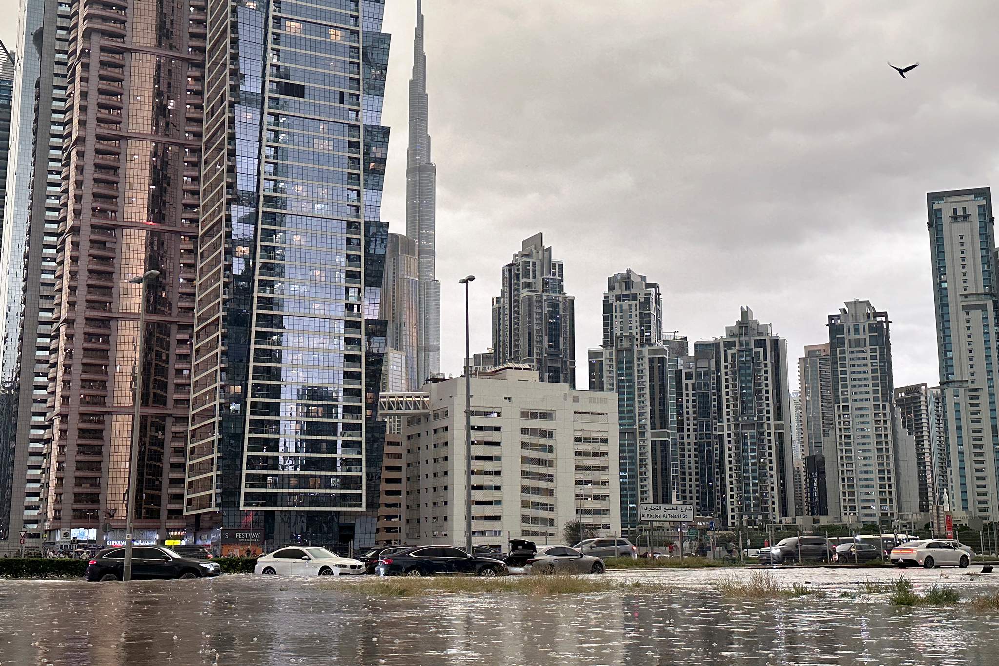 Потоп в Дубае: город ушел под воду, фото, последствия