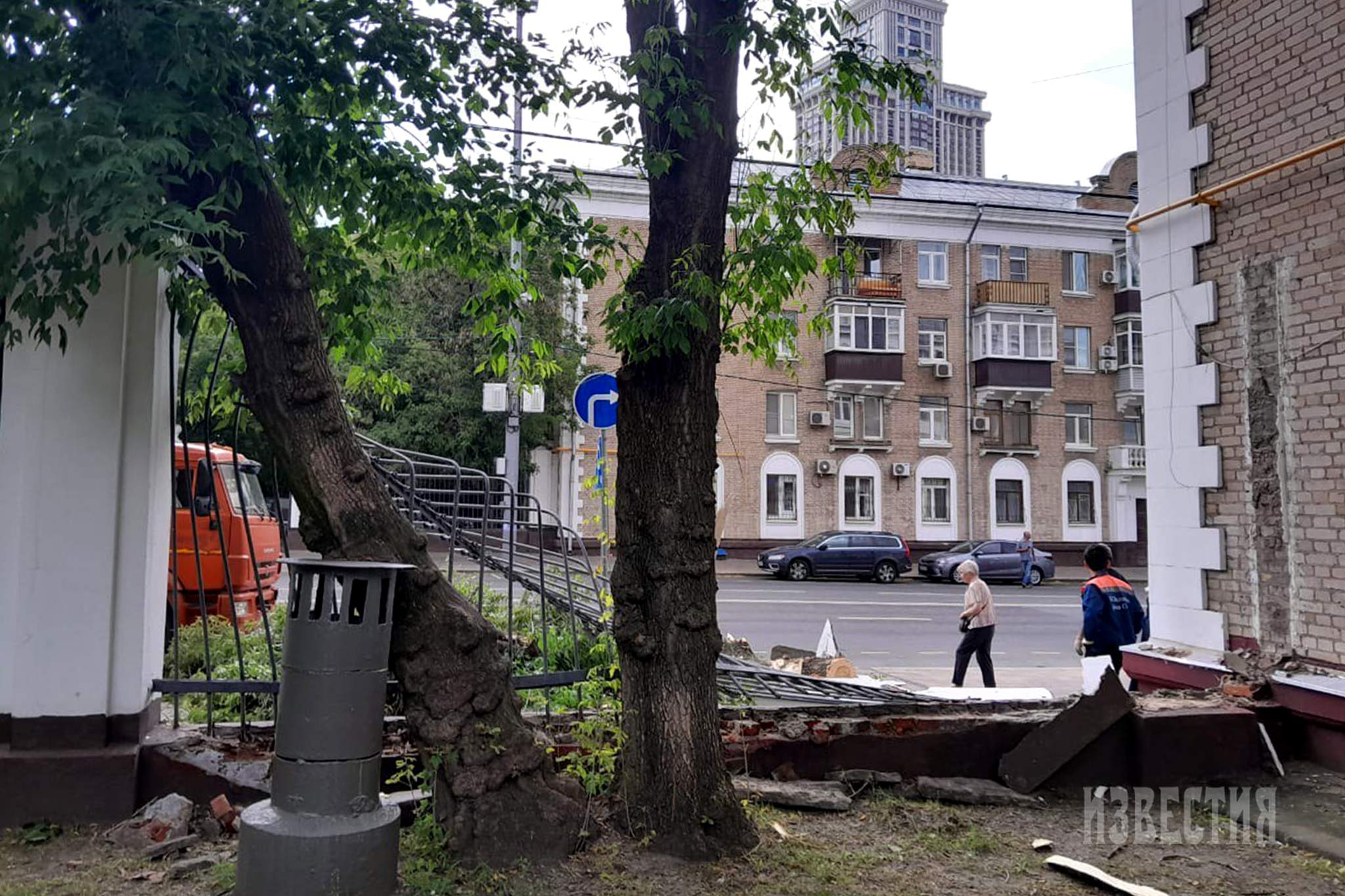 Тьма над городом: Москву накрыл сильный ливень | Фотогалереи | Известия