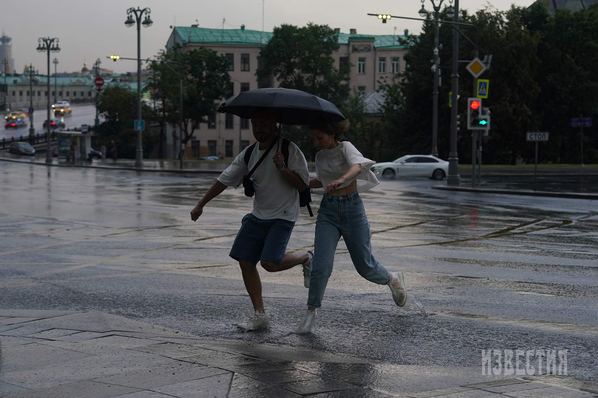 Тьма над городом: Москву накрыл сильный ливень | Фотогалереи | Известия