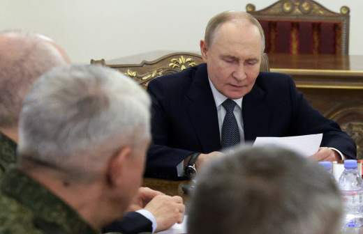 Путин указал на судьбоносный для РФ характер решаемых военными задач Путин указал на судьбоносный для РФ характер решаемых военными задач