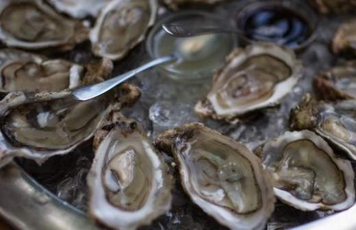 Устрицы, тракторы и туры по Якутии: как работает импортозамещение в РФ