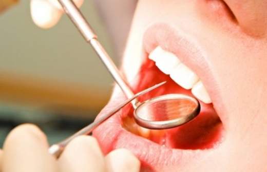 Уборщица подработала стоматологом на штраф 