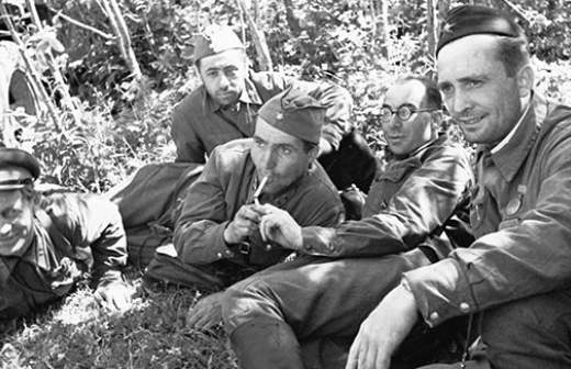 С «Лейкой» и блокнотом, а то и с пулеметом...