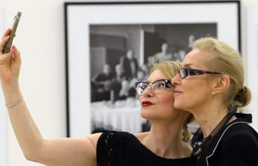 В «Манеже» показывают групповые селфи ХХ века