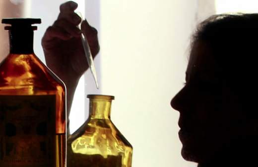 В кризис россияне стали делать духи Chanel и D&G на кухне