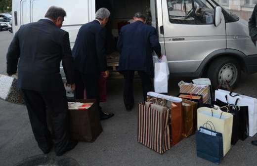 Минтруд запретил чиновникам не только получать, но и дарить подарки  