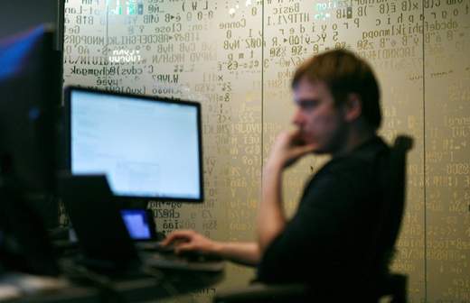Российских программистов обяжут сдавать код программ в Минкомсвязи