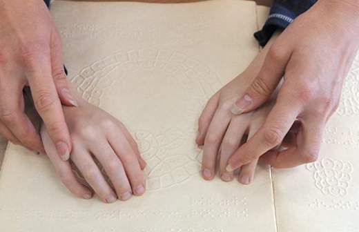 Российские слепоглухие заговорят на другом языке