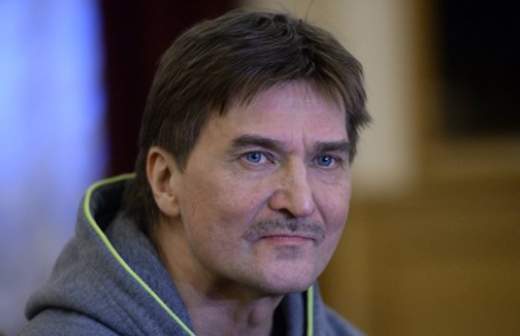 Юрий Бутусов в образе женщины с трудной судьбой