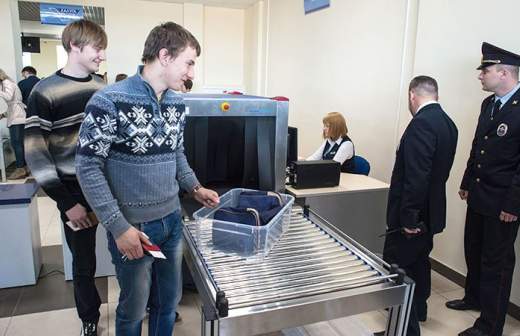 Полицейских освободят от досмотра авиапассажиров