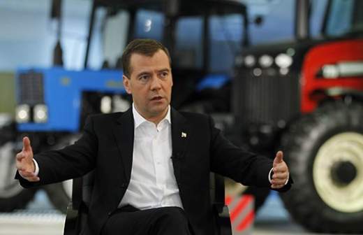 Медведев обсудит с аграриями цены на сельхозтехнику