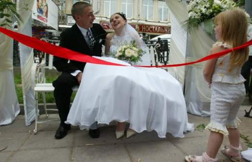 Минимальный возраст женитьбы просят поднять до 16 лет