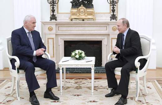 Путин поддержал действующего главу Южной Осетии на выборах