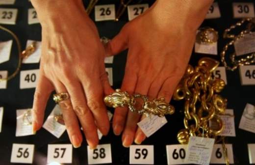 Драгоценности разрешат покупать без документов