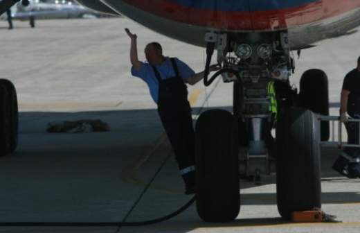 Самолеты хотят перевести на биотопливо, газ и солнечные батареи  