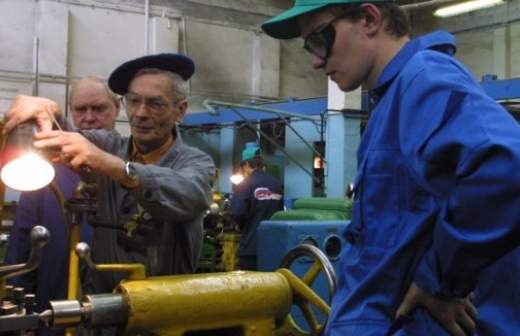 В колледжи и техникумы требуют вернуть красные дипломы