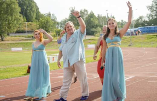 Жерар Депардье и Кшиштоф Занусси пополнили Аллею звезд в Выборге