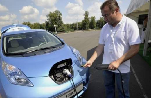 Первый серийный электромобиль приехал в Россию погостить