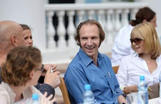 Рэйф Файнс провел месяц в деревне