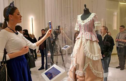 Коллекцию нарядов Людмилы Гурченко привезли в Петербург