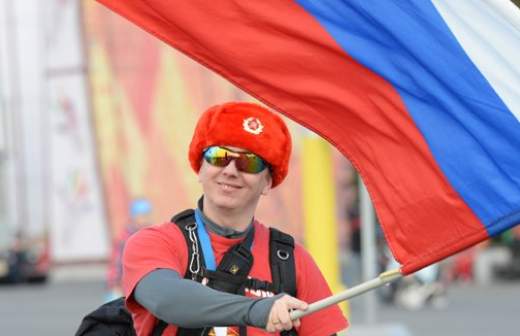 Флаг России есть у каждого второго жителя страны