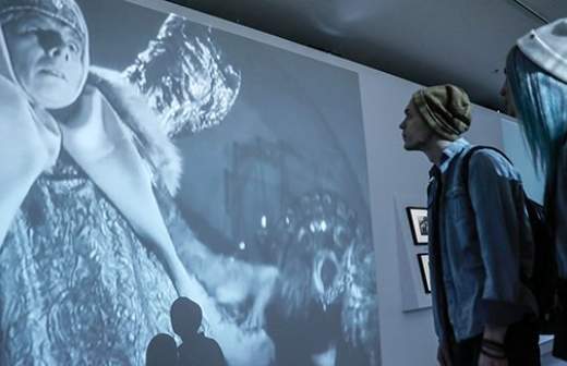 С м эйзенштейн что сделал. ca0a0cd78f6ffd2f47f126a5d289b086. С м эйзенштейн что сделал фото. С м эйзенштейн что сделал-ca0a0cd78f6ffd2f47f126a5d289b086. картинка С м эйзенштейн что сделал. картинка ca0a0cd78f6ffd2f47f126a5d289b086. Его талантом восхищался сам Чарли Чаплин, назвавший картину «Иван Грозный» «высшим достижением в жанре исторических фильмов». Голливуд в середине 1920-х пригласил молодого гения поработать в Америке, а «вождь всех народов» вручил ему две Сталинских премии. Но за успешным обликом скрывался глубоко несчастный человек, для которого проблески счастья и творческой свободы сменялись черными полосами депрессии и гонений. С м эйзенштейн что сделал. ca0a0cd78f6ffd2f47f126a5d289b086. С м эйзенштейн что сделал фото. С м эйзенштейн что сделал-ca0a0cd78f6ffd2f47f126a5d289b086. картинка С м эйзенштейн что сделал. картинка ca0a0cd78f6ffd2f47f126a5d289b086. Его талантом восхищался сам Чарли Чаплин, назвавший картину «Иван Грозный» «высшим достижением в жанре исторических фильмов». Голливуд в середине 1920-х пригласил молодого гения поработать в Америке, а «вождь всех народов» вручил ему две Сталинских премии. Но за успешным обликом скрывался глубоко несчастный человек, для которого проблески счастья и творческой свободы сменялись черными полосами депрессии и гонений.