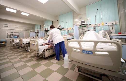 Наркоманов и алкоголиков предлагают лечить принудительно