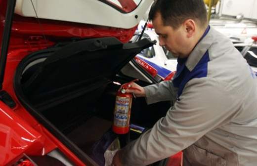 ГИБДД просят проверять качество огнетушителей у водителей