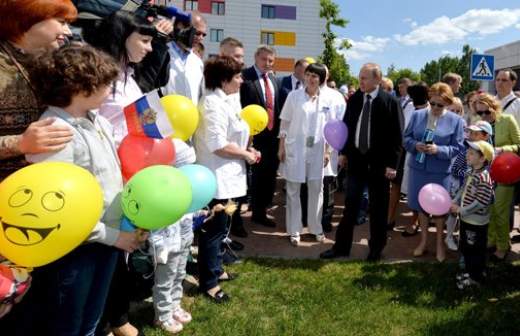 Президент пообещал сохранить поддержку материнства