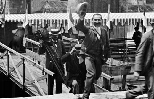 С м эйзенштейн что сделал. 01 kinopoisk.ru Lumi 26 23232 3Bre 21 2965519. С м эйзенштейн что сделал фото. С м эйзенштейн что сделал-01 kinopoisk.ru Lumi 26 23232 3Bre 21 2965519. картинка С м эйзенштейн что сделал. картинка 01 kinopoisk.ru Lumi 26 23232 3Bre 21 2965519. Его талантом восхищался сам Чарли Чаплин, назвавший картину «Иван Грозный» «высшим достижением в жанре исторических фильмов». Голливуд в середине 1920-х пригласил молодого гения поработать в Америке, а «вождь всех народов» вручил ему две Сталинских премии. Но за успешным обликом скрывался глубоко несчастный человек, для которого проблески счастья и творческой свободы сменялись черными полосами депрессии и гонений. С м эйзенштейн что сделал. 01 kinopoisk.ru Lumi 26 23232 3Bre 21 2965519. С м эйзенштейн что сделал фото. С м эйзенштейн что сделал-01 kinopoisk.ru Lumi 26 23232 3Bre 21 2965519. картинка С м эйзенштейн что сделал. картинка 01 kinopoisk.ru Lumi 26 23232 3Bre 21 2965519. Его талантом восхищался сам Чарли Чаплин, назвавший картину «Иван Грозный» «высшим достижением в жанре исторических фильмов». Голливуд в середине 1920-х пригласил молодого гения поработать в Америке, а «вождь всех народов» вручил ему две Сталинских премии. Но за успешным обликом скрывался глубоко несчастный человек, для которого проблески счастья и творческой свободы сменялись черными полосами депрессии и гонений.